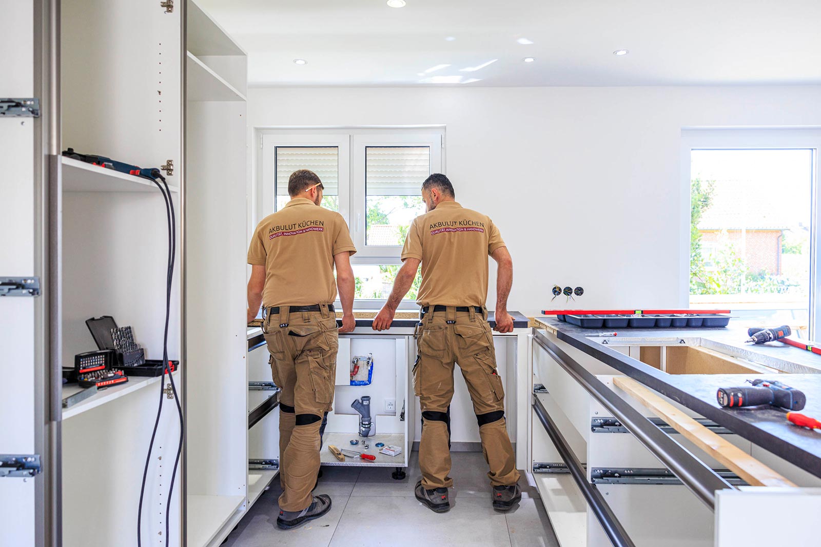 Zwei Handwerker bei der Montage und Installation einer Küche in Hannover